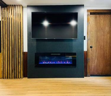 Tamworth Chalet De Ski | NEW! Cozy & Modern A-Frame in the woods w/HOT TUB