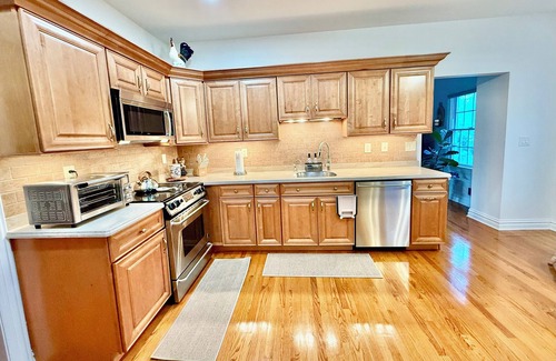 Mountainside Maison | New Cozy pristine home in Mountainside NJ, Mins to NYC free coffee, Smart Tvs +