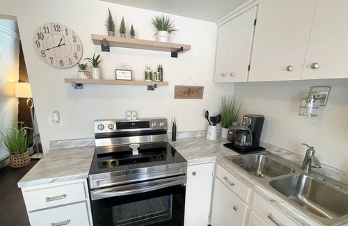Woodland Park Chalet De Ski | New- Cozy, renovated mountain retreat w/ fireplace