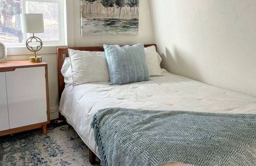 Woodland Park Chalet De Ski | New- Cozy, renovated mountain retreat w/ fireplace