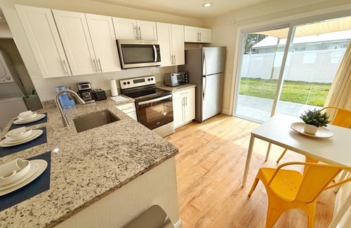 Allandale Maison | NEW! Cozy Sunshine-Up 6 Guests-Private Backyard