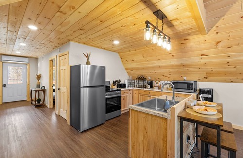 Cold Brook Cabine | NEW creekside Home w Firepit BBQ Kayak Pets
