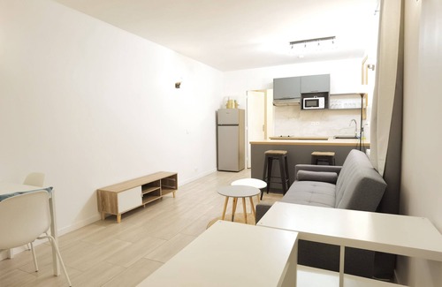 Bagneux Appartement | New deco Apt with private yard 150m to RER bagneux