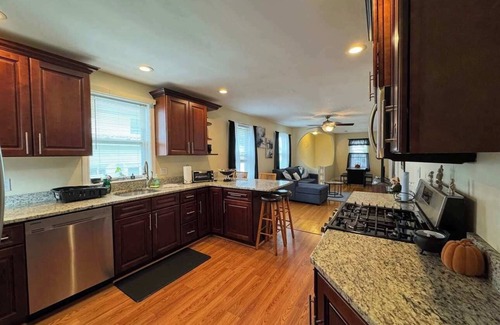 Salem Appartement | NEW Downtown Central Salem Retreat 2bd W/parking