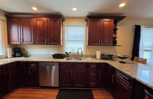 Salem Appartement | NEW Downtown Central Salem Retreat 2bd W/parking