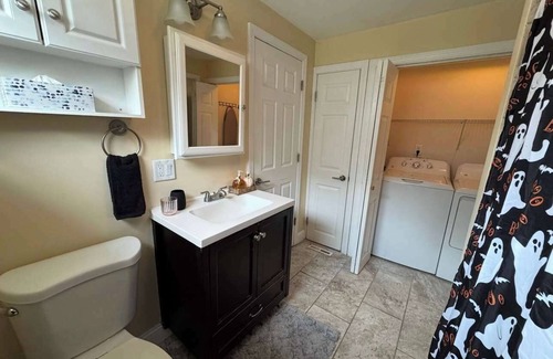Salem Appartement | NEW Downtown Central Salem Retreat 2bd W/parking