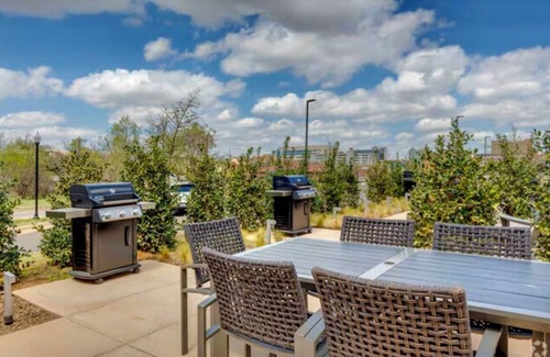 Central Oklahoma City Copropriété | New Downtown Luxury Apt 2 King Beds Free Parking Fast WiFi Pool & Gym