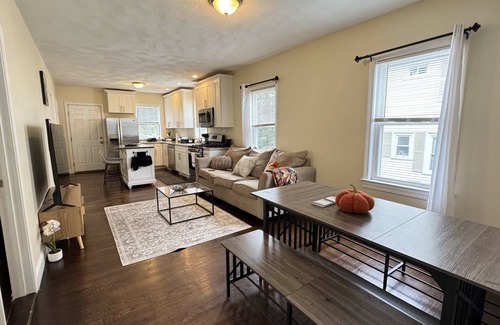 Salem Appartement | NEW Downtown Salem Retreat 3BD W/ Parking