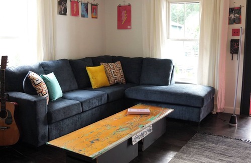 Tupelo Maison | NEW DOWNTOWN TUPELO- HOUND DOG BUNGALOW -ROCK-N-ROLL themed 1BR 1B Shotgun style