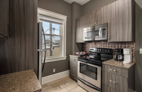 Central Business District Maison | NEW Entire Gorgeous Victorian Home Downtown Kalamazoo - Sleeps 16!