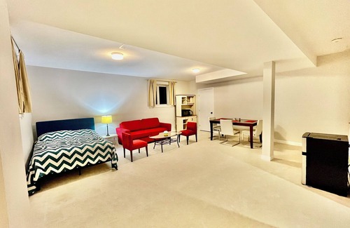 Ottawa Division Maison | New Entire Upper level basement suite. Bright and spacious. Pet friendly.