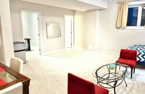 Ottawa Division Maison | New Entire Upper level basement suite. Bright and spacious. Pet friendly.