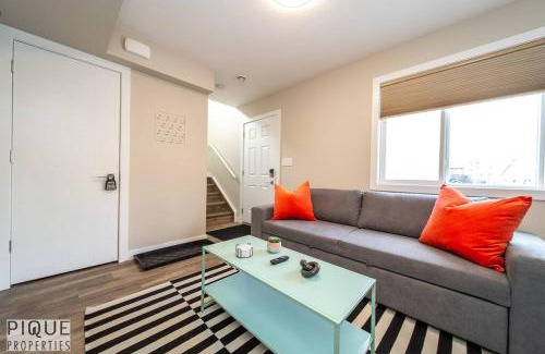 Old Strathcona Appartement | NEW, Euro-Style Suite, Whyte Avenue, AC, Netflix, Sleeps 6!