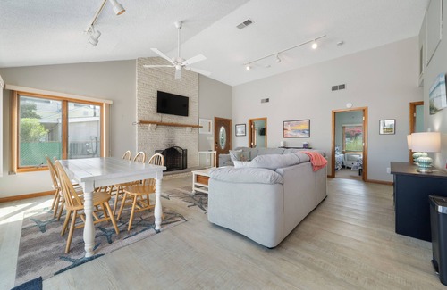 Beach Haven West Maison | New Family Lagoon Rental w/Beach and Kids Gear, Outdoor Shower, Kayaks and Fun
