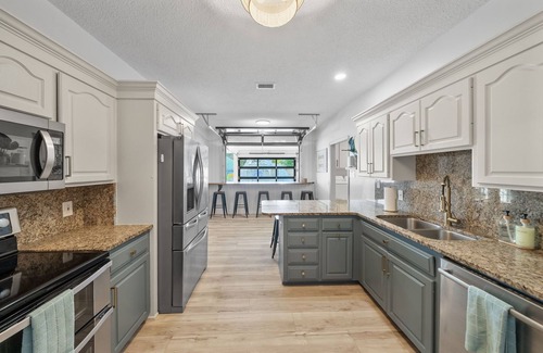 Thomas Drive Maison | NEW! Family Retreat - Pickleball, Bball, Pool, Game Rm, Bunk Rm, Beach 1.4 mi