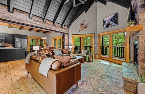 Gatlinburg - Pigeon Forge Cabine | NEW|Fire Pit|Pool|Game Room|Arcade|Fam Friendly