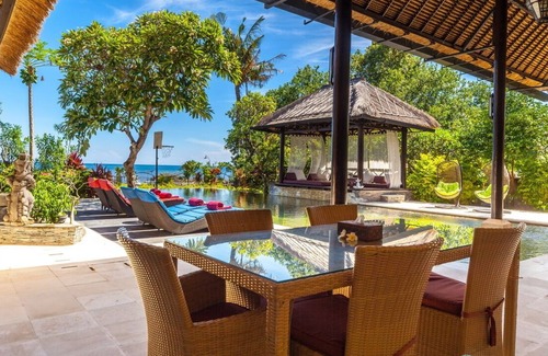 Dencarik Villa | Nouveau à louer: magnifique villa avec piscine en bord de mer avec personnel, Lovina