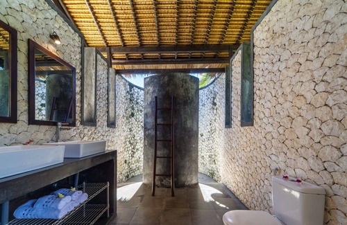 Dencarik Villa | Nouveau à louer: magnifique villa avec piscine en bord de mer avec personnel, Lovina
