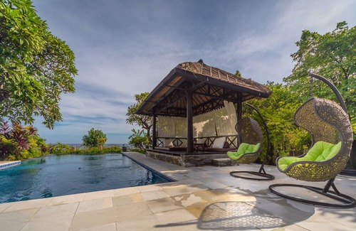 Dencarik Villa | Nouveau à louer: magnifique villa avec piscine en bord de mer avec personnel, Lovina
