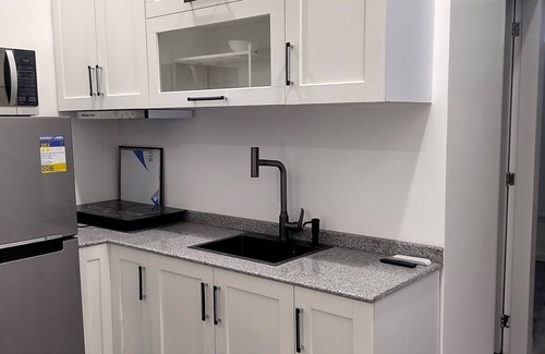 Sampaloc Appartement | New Furn 1 Br/1 Bath/Kitchen, Manila-Univ Belt, AC, Hot water, Wifi, Netflix -u1