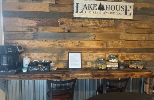 Albrightsville Cabine | NO cleaning or pup fee! Pet friendly cozy cabin with hot tub, 5 lakes, 2 pools!
