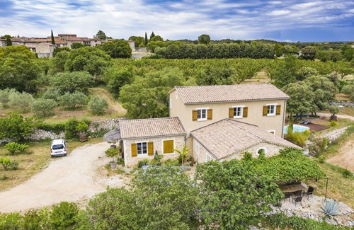 Orgnac-l'Aven Cottage | Gite neuf Sud Ardèche dans ferme vigneronne en pierre, piscine et spa.