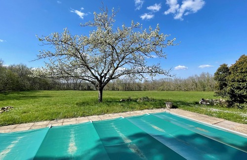 Sainte-Alauzie Appartement | Nouveau Gîte avec piscine au sud du Lot, dans un parc de 5 ha