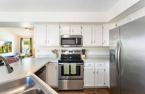 Glendale Maison | *NEW* Gorgeous Desert Oasis! Heated Pool & Hot Tub