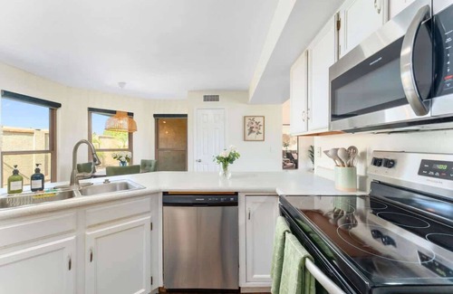 Glendale Maison | *NEW* Gorgeous Desert Oasis! Heated Pool & Hot Tub