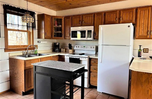 De Soto Cabine | NEW!!! GRAND VIEW -- Rustic Ridge Chalet, hot tub, river view, privacy