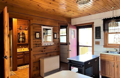 De Soto Cabine | NEW!!! GRAND VIEW -- Rustic Ridge Chalet, hot tub, river view, privacy