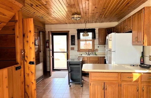 De Soto Cabine | NEW!!! GRAND VIEW -- Rustic Ridge Chalet, hot tub, river view, privacy
