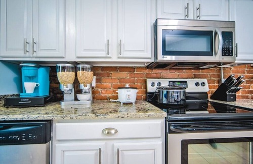 Upham's Corner Maison | New-Group stay mins from DowntownConvention BeachFenway FreePrkg