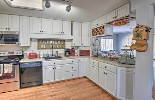 Barnstead Maison | Maison Locke Lake avec plage privée, quai et radeaux!