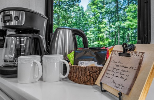 Fort Payne Maison | Happy Glamper RV with large fire pit and deck! Wi-Fi | Dog Friendly | Hammock