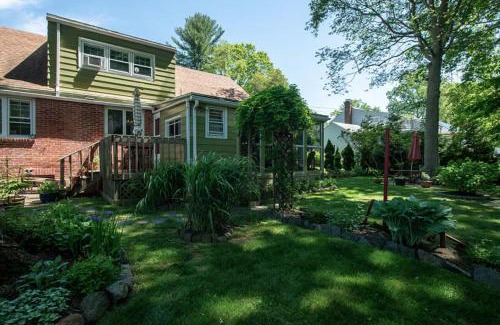 West New Haven Maison | New Haven Comfort, 5BR, Fireplace, Yard