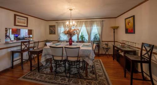 West New Haven Maison | New Haven Comfort, 5BR, Fireplace, Yard
