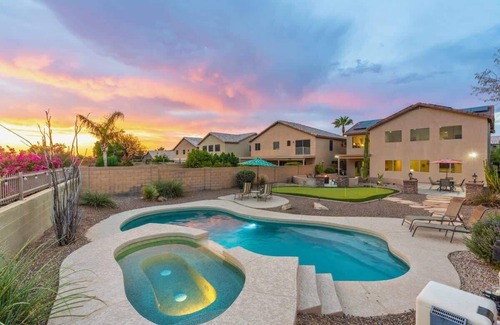 South Mountain Maison | NEW! Cozy Saguaro Heated Pool, Hot Tub, Mini Golf, Pool Table, Fire Pit, Arcade!