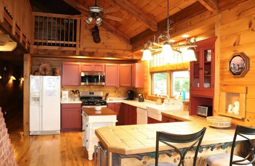 Inlet Cabine | Nouveau! Maison d'artisan historique sur les rives du 4ème lac disponible pour la 1ère fois!