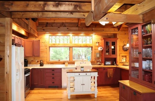Inlet Cabine | Nouveau! Maison d'artisan historique sur les rives du 4ème lac disponible pour la 1ère fois!