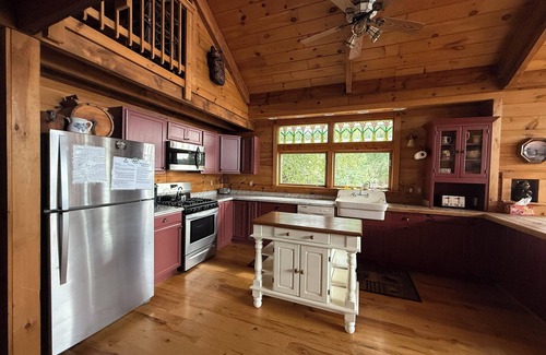 Inlet Cabine | Nouveau! Maison d'artisan historique sur les rives du 4ème lac disponible pour la 1ère fois!
