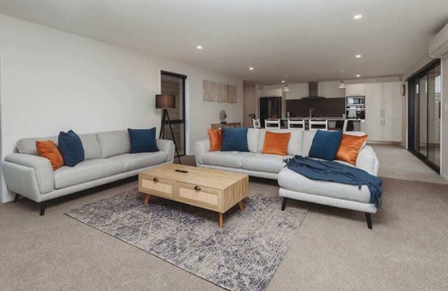 Bell Block Maison | New Holiday Home with Mt Taranaki Views