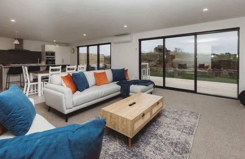 Bell Block Maison | New Holiday Home with Mt Taranaki Views