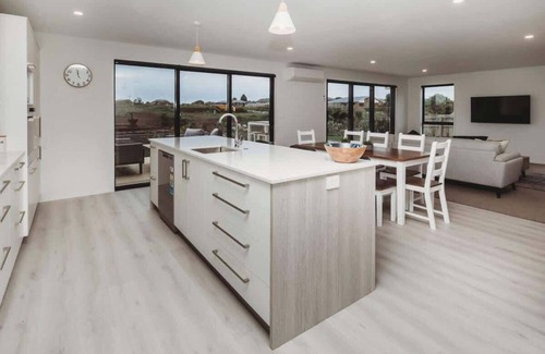 Bell Block Maison | New Holiday Home with Mt Taranaki Views
