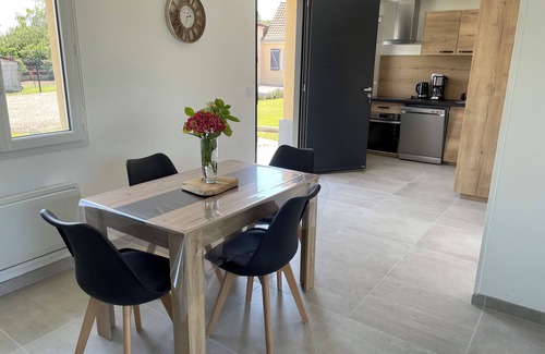 Rue Maison | Logement neuf dans hameau calme proche des plages.