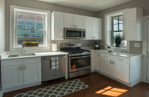 Wrigleyville Maison | New home w/view & party deck - 2nd Floor