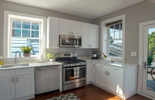 Wrigleyville Maison | New home w/view & party deck - 2nd Floor