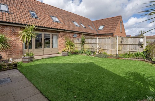 Martham Cabine | !! NEW !! Honeysuckle Barn - sleeps 8 | Winterton Cottages