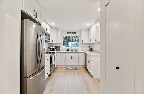 Gig Harbor Maison | NEW! Hot Tub, 3 BR, Sleeps 6, BBQ, Office, Dogs OK