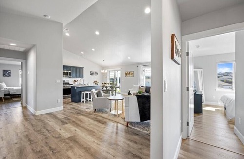 Tri-Cities Maison | New house!! Outdoor Hot tub with beautiful sunset views